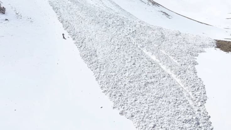 ¿Qué hacer ante un alud como el vivido esta semana en Panticosa? "Ir en grupos numerosos, avanzar separados de dos en dos y que todo el grupo lleve el material básico de rescate, el famoso 'pala, sonda, ARVA'"