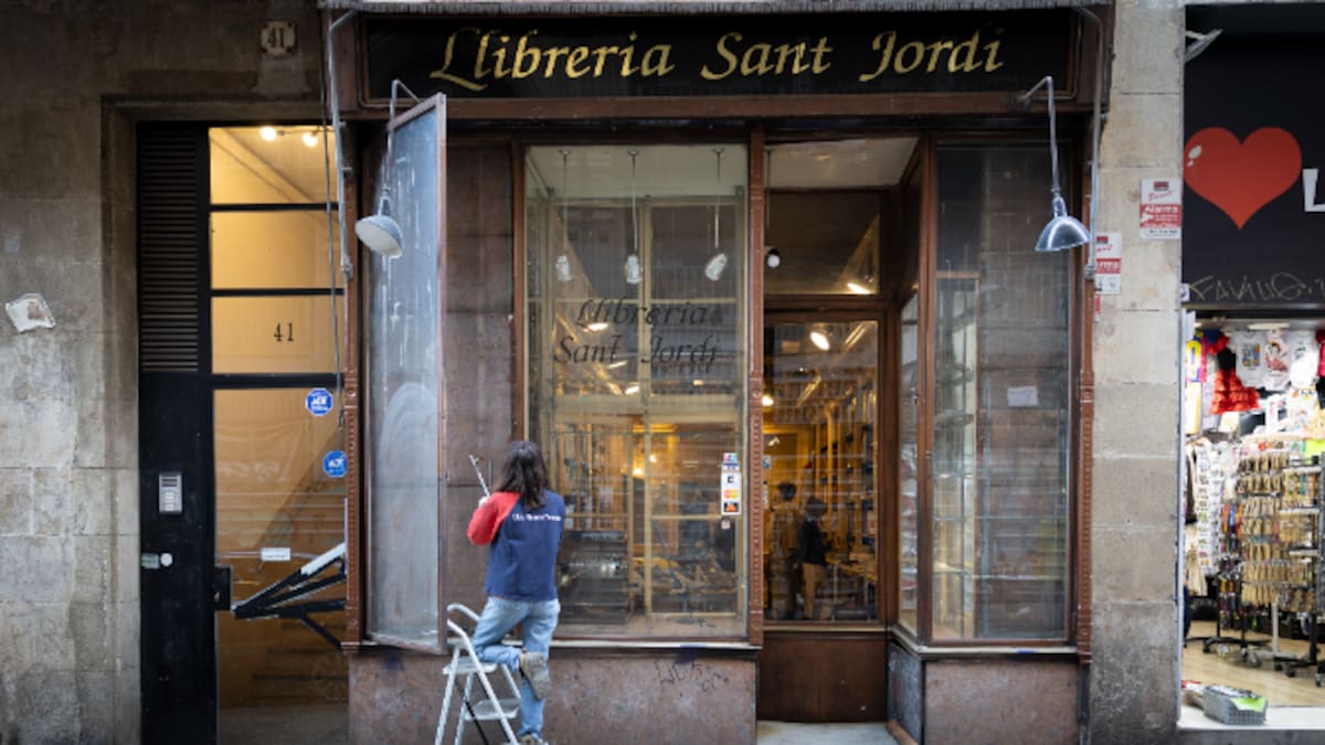 La llibreria Sant Jordi reobre al carrer Ferran amb un nou projecte per resistir la gentrificació