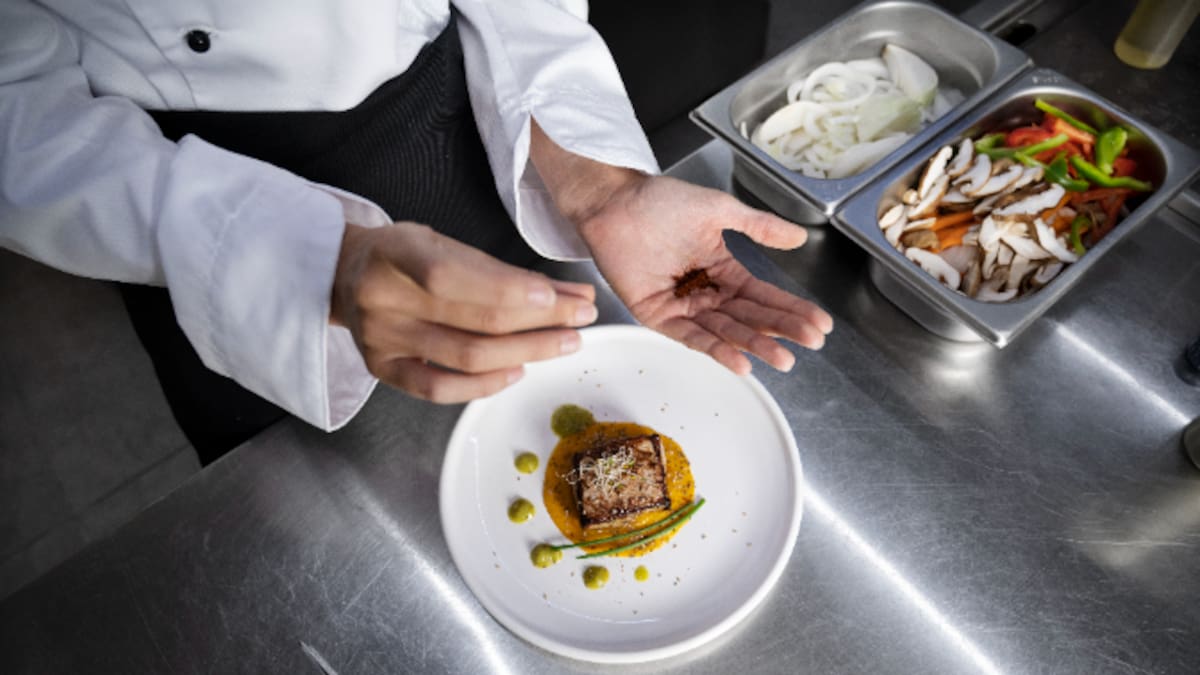 De quedarse sin trabajo en España a cocinar para embajadores en Bruselas: "Para ser holandés, come muy bien"