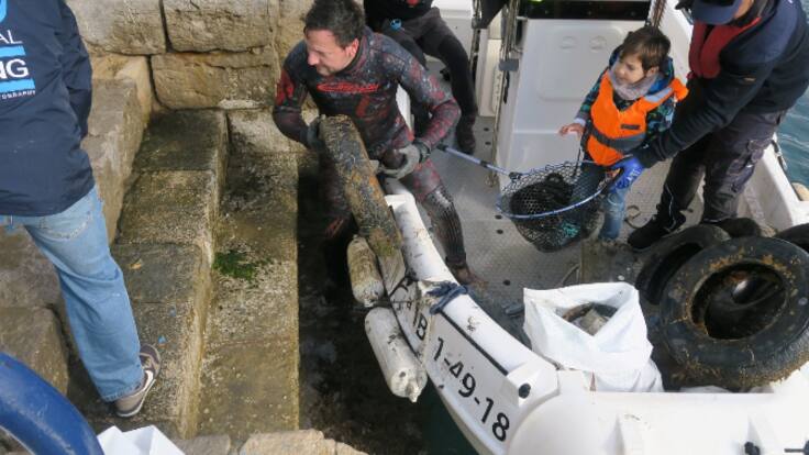 El intento de crear un arrecife artificial con neumáticos acaba con la desaparición de la vida marina