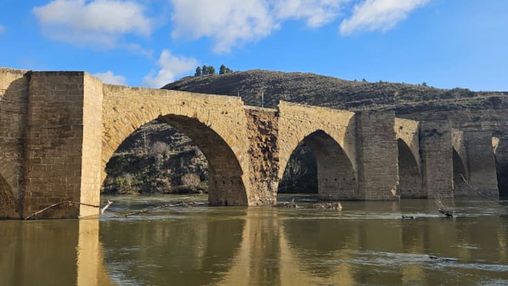 El puente de Briñas permanece cerrado al tráfico peatonal tras el desprendimiento en parte de su estructura