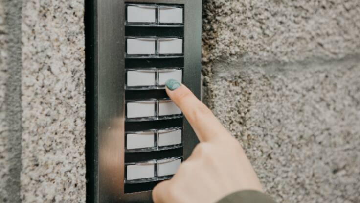 Cuando tu vecina llama a la puerta, y no es para pedirte algo