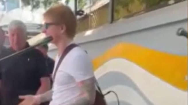 La policía echa a Ed Sheeran cuando daba un concierto improvisado en la calle en la India por no tener permiso para la actuación