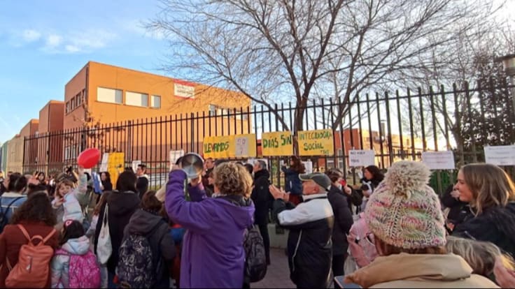 Isabel Galvín, secretaria general de la Federación de Enseñanza de CCOO en Madrid, habla de protesta ante el CEIP Carlos Cano.