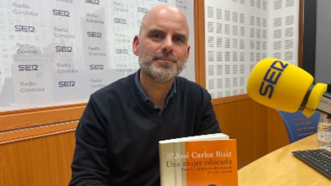 José Carlos Ruiz presenta su primera novela: "Una mujer educada"