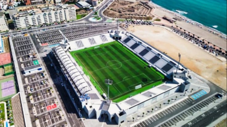 El campo de la Línea ha cambiado para alegría de una gran afición.