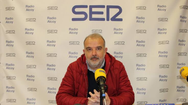 Entrevista a Jordi Martínez, regidor de Mobilitat, sobre el sistema de càmeres per saber de la disponibilitat en els aparcaments dissuasoris de la Zona de Baixes Emisions d'Alcoi