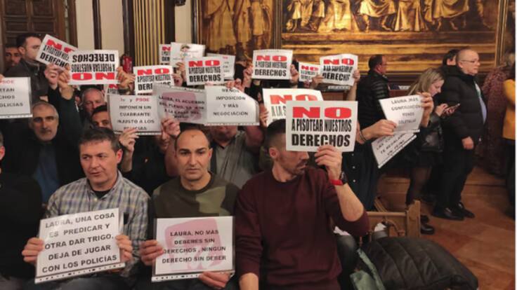 Los policías locales 'toman' el pleno y tumban el nuevo cuadrante de turnos