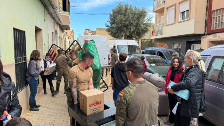 Repartió 300 barras de pan diarías durante mes y medio y dio muebles para viviendas afectadas por la DANA