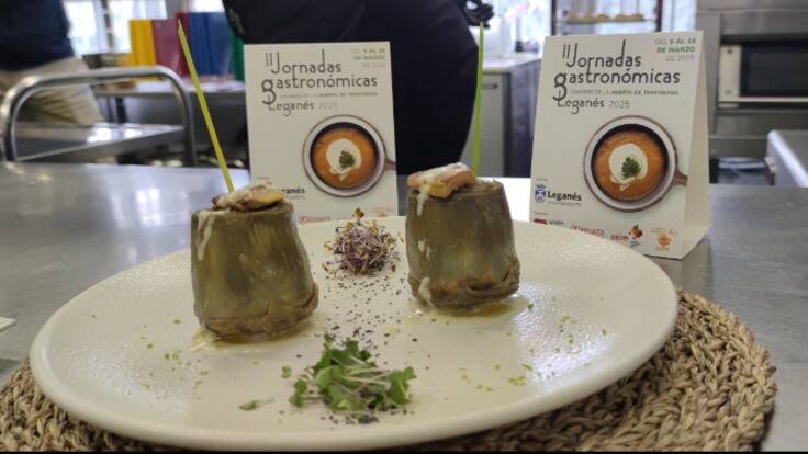 José Marín, concejal de Comercio de Leganés, y Augusto Fuentes, presidente de UNELE, hablan de las II Jornadas Gastronómicas de la ciudad.