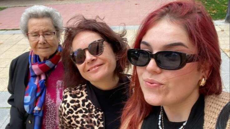 Tres generaciones que contrastan la mejora de la vida de la mujer en la sociedad