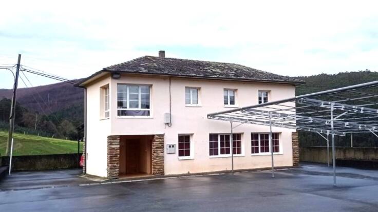 Casas escuela que se convierten en hogares: el proyecto de Trabada para repoblar el rural