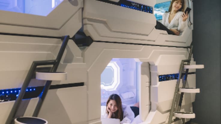 Juan José Millás visita un hotel cápsula y deja una reflexión que no deja indiferente a nadie: “Indica adónde va el mundo”