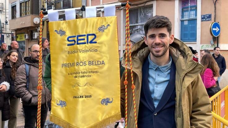 Iván Tortajada recoge el premio Ros Belda de Radio Valencia a la mejor falla infantil de València para Convento Jerusalén