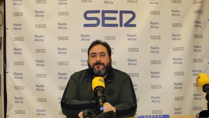 Tragaluz - José Antonio Llinares, director de la banda jove de la Societat Musical Nova d'Alcoi, presenta el concert a celebrar este diumenge a Àgora