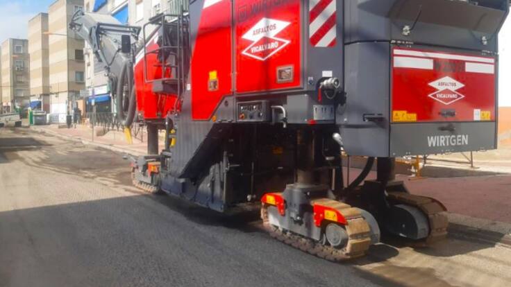 Bruno Garrido, edil de Desarrollo Local de Parla, repasa los trabajos de asfaltado