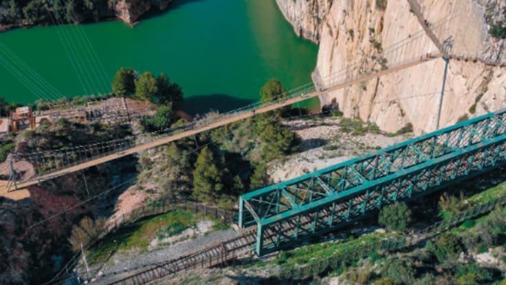Ingenieros, helicópteros y escaladores especializados. Así será la instalación del puente colgante en el Caminito del Rey