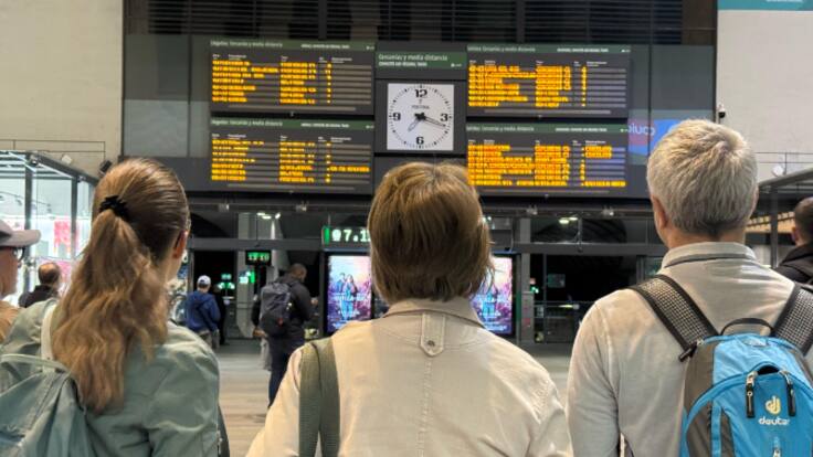 Afectados por la segunda jornada de la huelga en Renfe en la estación de Santa Justa