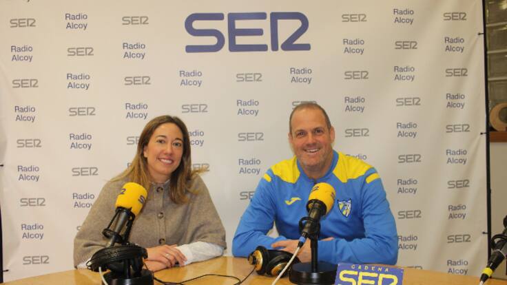 La directora pedagógica del centro, Ángela Linares y el presidente del CD Vedruna y profesor de Educación Física de Carmelitas Alcoy (08/04/2025)