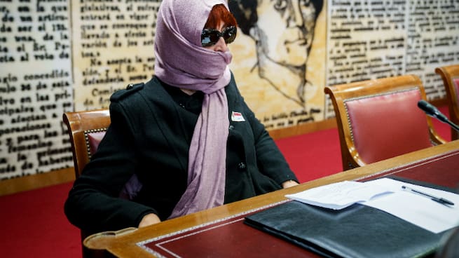 Con pañuelo en la cabeza, gafas y la cara tapada: así ha acudido la exmujer de Koldo García al Senado