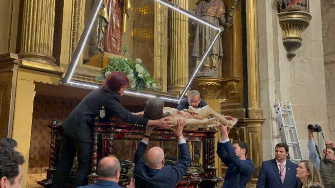 Centenares de logroñeses cumplen con la tradicional Limpieza del Cristo del Sepulcro