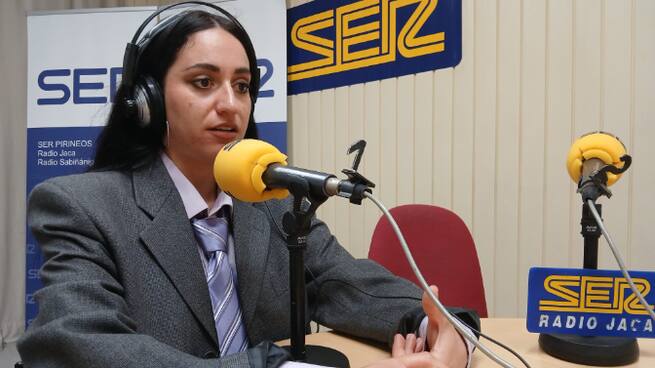 Suerte en los estudios de Radio Jaca días antes de poner en escena su obra