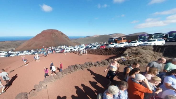 Denuncia a los Centros Turísticos de Lanzarote por exceso de coches en 'Islote de Hilario'