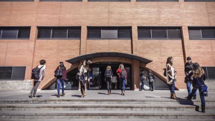 Rubén, miembro de la plataforma 'UC3Mxlapublica' repasa el encierro nocturno en Getafe