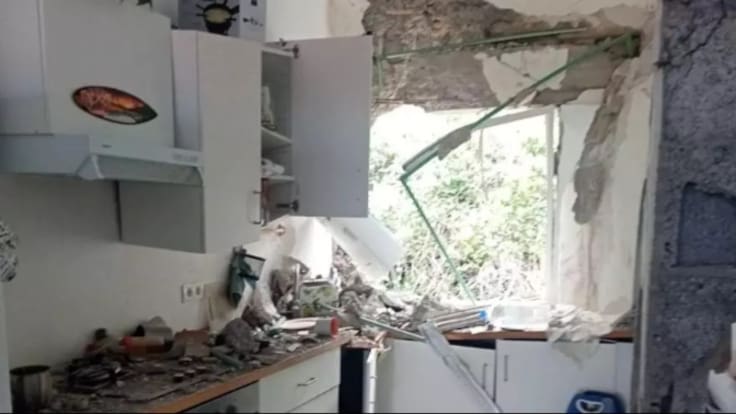 "Si me hubiera escachado a la niña, me estarían oliendo el culo": una piedra de mil kilos destroza su casa y la administración se desentiende