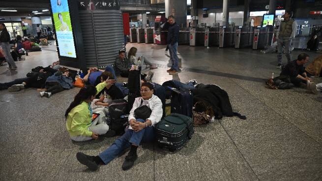 Una afectada por el apagón que ha dormido en un pabellón tras quedarse parado su AVE: "No sabemos cuándo volveremos"