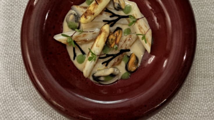 El chef, Carlos Beltrán del restaurante del hotel Montsant, nos da su receta de espárragos blancos