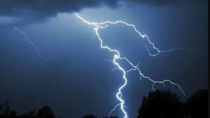 Ante un rayo cercano debemos desconectar el cable de la antena de televisión