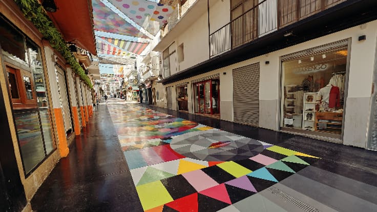 El artista Okuda San Miguel cambia la imagen del West End de Sant Antoni