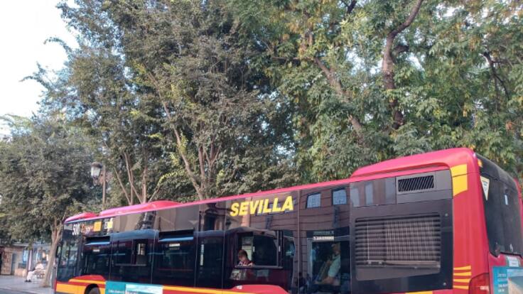 Jaime Bretón: "Comprendo que es imposible que se ponga cuatro patrulleros de la Policía Local en cada autobús"