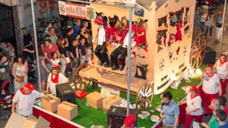 Luis Domínguez, edil de Cultura de Getafe, repasa el desfile de carrozas de las fiestas 2025