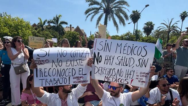 Los médicos se plantan para reclamar guardias cotizadas y una reducción de jornada: "Por eso se van de España, es un exilio forzado"