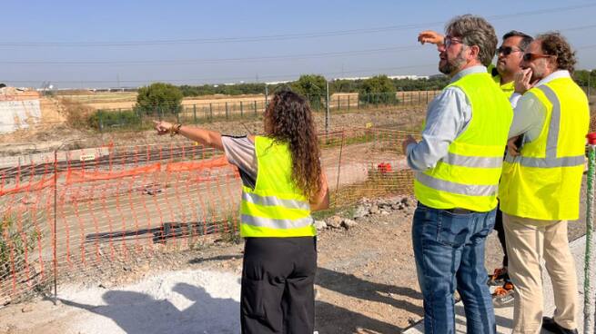 La edil de Servicios a la Ciudad de Pinto, María Jesús Pérez, repasa las obras del puente Isaac Albéniz