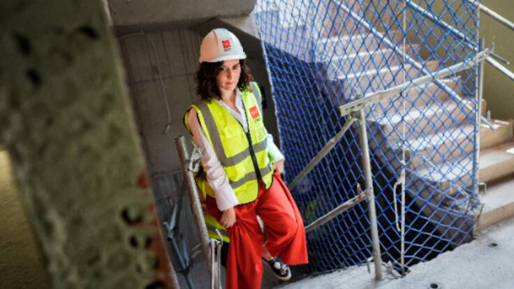 La presidenta de la Comunidad de Madrid, Isabel Díaz Ayuso, habla del equipo de protonterapia del Hospital de Fuenlabrada.