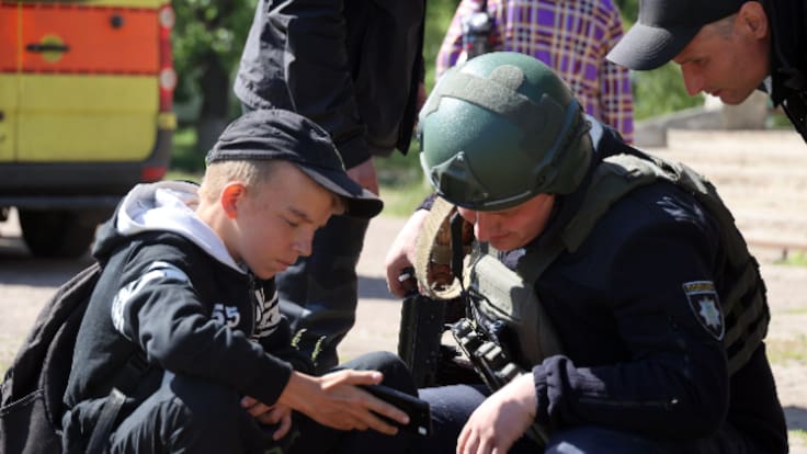 Así es como los teléfonos móviles se han convertido en un arma de vanguardia en la guerra de Ucrania: "Es bastante aterrador"