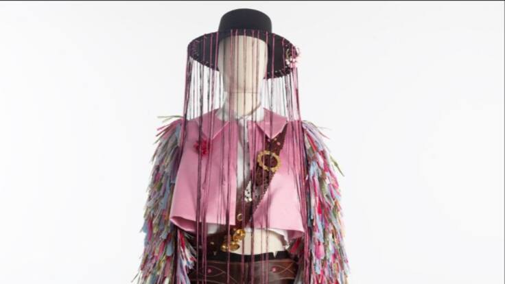 Bárbara Maroto, estudante de diseño de moda, habla sobre la inclusión de su traje inspirado en la Fiesta de la Vaquilla de Colmenar Viejo en una exposición del Museo del Traje.