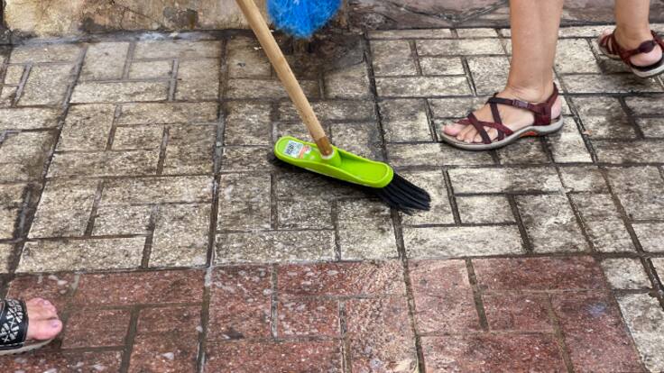 Los vecinos de Miraflores salen a limpiar sus calles con escobas y fregonas en protesta por la suciedad