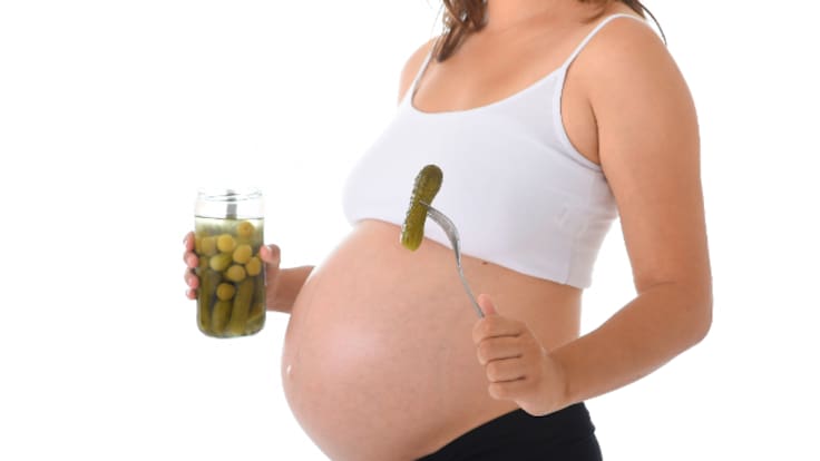 La explicación científica al antojo de las embarazadas por los encurtidos: "Es relativamente habitual"