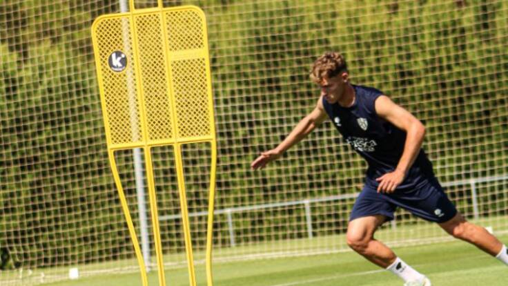 Hugo Pérez presentado como nuevo jugador de la SD Huesca