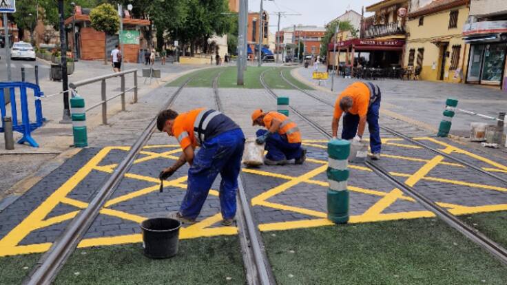 Javier González, edil de Transportes de Parla, repasa los arreglos veraniegos en los cruces del tranvía
