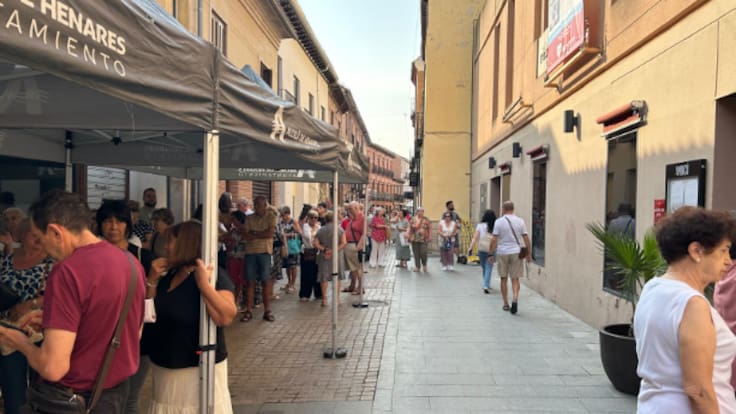 Largas colas, gente colándose y una taquilla abierta: malestar en Alcalá de Henares para conseguir las entradas del teatro de Ferias
