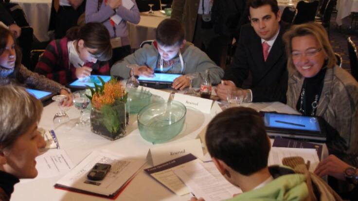 Aragón mantiene abierto el debate sobre el uso de las pantallas en el aula, esta es la opinión de su promotor