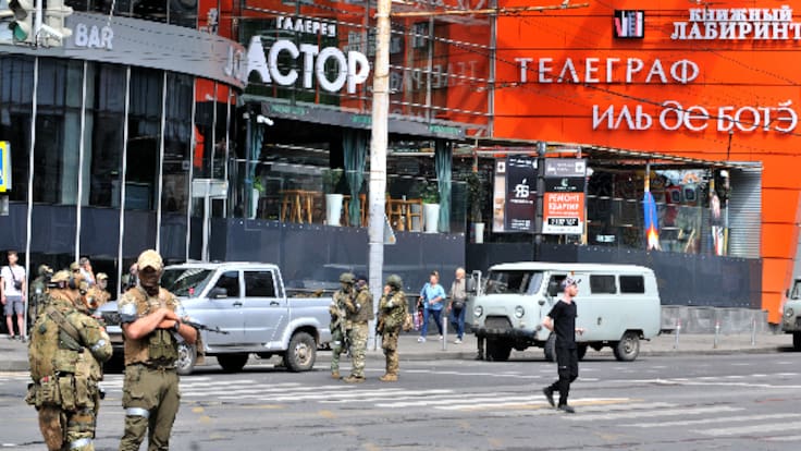 "¡No pasarán!": el momento más surrealista de dos aventureros durante un control militar ruso