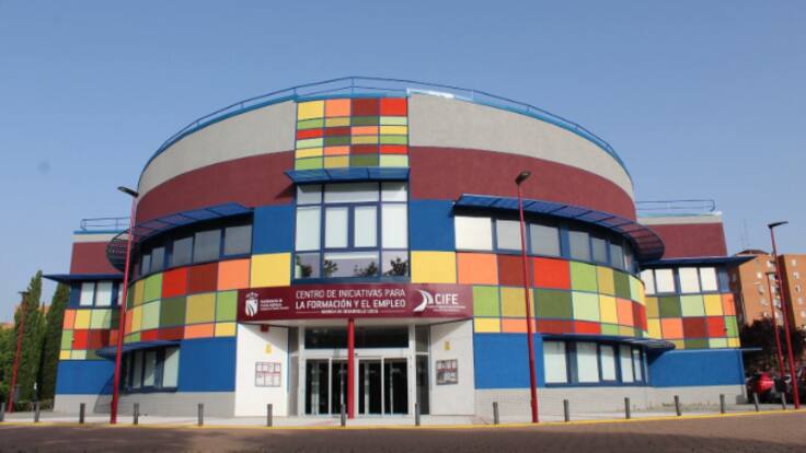 Javier Bokesa, concejal de Desarrollo Económico y Comercio del Ayuntamiento de Fuenlabrada, habla de la convocatoria de los premios 'Fuenlabrada Dinámica'.