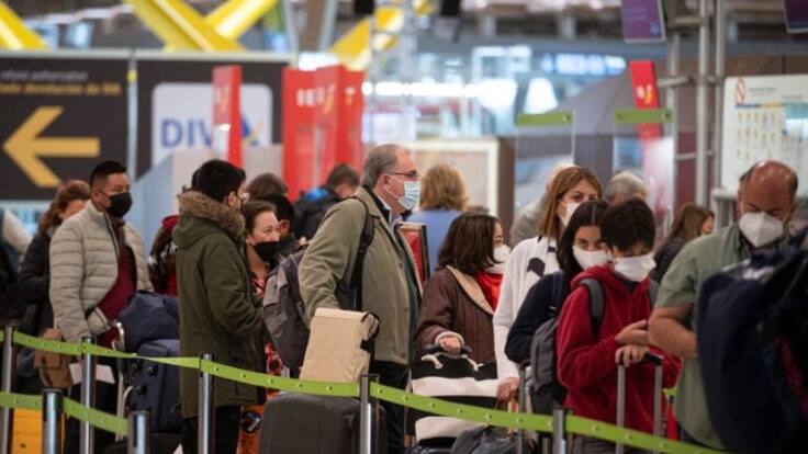 La situación en Barajas empieza a agilizarse: la huelga deja colas kilométricas, retrasos y expectación de cara a la tarde
