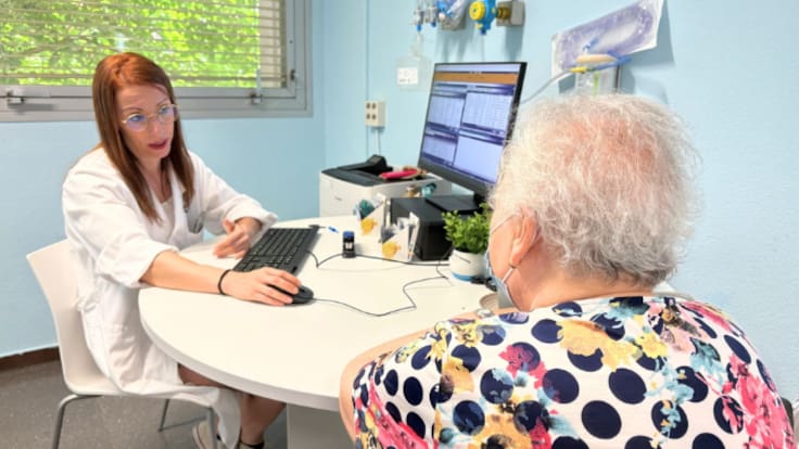 Isabel Sánchez de la Cruz, enfermera de seguimiento para pacientes con cáncer de mama, y María Molleja, paciente del Hospital Severo Ochoa de Leganés
